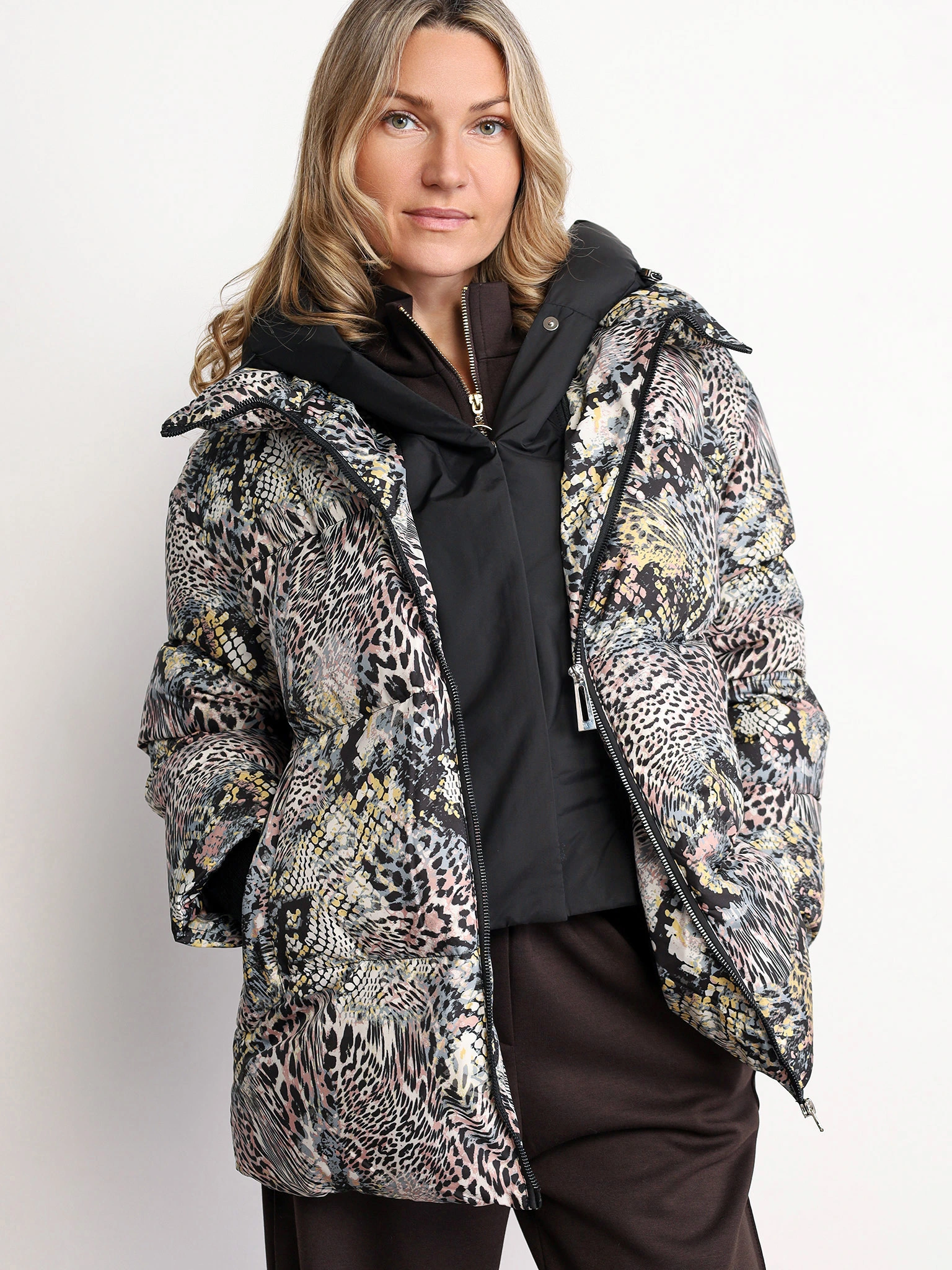 Пуховик с анималистичным принтом цвета мульти с капюшоном-манишкой